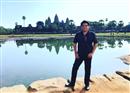លេចធ្លាយរូបថតតារាថៃចាស់ដែលដើរតួ ស្រលាញ់ស្រីក្មេង មកលេងនៅប្រាសាទអង្គរវត្ត សង្ហាគួរសម
